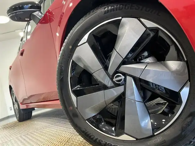 日産 オーラ G 愛知県 2023(令5)年 0.6万km ガーネットレッド/スーパーブラック 2トーン 純正９インチディスプレイナビ　/（Bluetooth/フルセグTV/CarPlay/USB/HDMI/AM/FM)/ＢＯＳＥサウンド　/プロパイロット　/ワイヤレス充電　/ＳＯＳコール　/アラウンドビューモニター　/エマージェンシーブレーキ　/ビルトインＥＴＣ２．０　/ドライブレコーダー　/デジタルインナーミラー　/ＬＥＤヘッドライト/LEDフォグランプ/ブラインドスポットモニター（BSW)/コーナーセンサー/車線逸脱警報/ハンドル支援/純正フロアマット