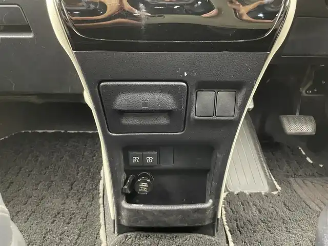 トヨタ ノア Si ダブルバイビーⅡ 大分県 2019(平31)年 7.6万km ホワイトパールクリスタルシャイン 純正9インチメモリナビ/(CD/DVD/BT/フルセグTV)/純正フリップダウンモニター/バックカメラ/両側パワースライドドア/ハーフレザーシート/スマートキー/プッシュスタート/ETC/電格ミラー/ウィンカーミラー/オートライト/フォグランプ/LEDヘッドライト/クルーズコントロール/クリアランスソナー/ドライブレコーダー/ステアリングスイッチ/革巻きステリング/純正16インチアルミホイール/ドアバイザー/フロアマット