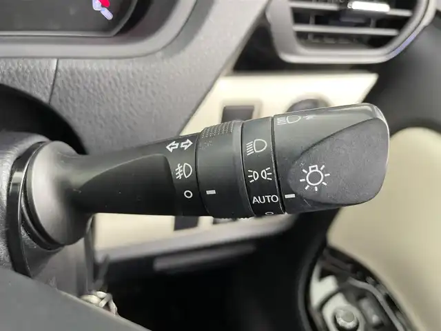 トヨタ ノア Si ダブルバイビーⅡ 大分県 2019(平31)年 7.6万km ホワイトパールクリスタルシャイン 純正9インチメモリナビ/(CD/DVD/BT/フルセグTV)/純正フリップダウンモニター/バックカメラ/両側パワースライドドア/ハーフレザーシート/スマートキー/プッシュスタート/ETC/電格ミラー/ウィンカーミラー/オートライト/フォグランプ/LEDヘッドライト/クルーズコントロール/クリアランスソナー/ドライブレコーダー/ステアリングスイッチ/革巻きステリング/純正16インチアルミホイール/ドアバイザー/フロアマット