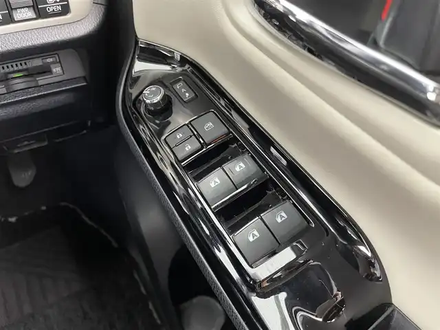 トヨタ ノア Si ダブルバイビーⅡ 大分県 2019(平31)年 7.6万km ホワイトパールクリスタルシャイン 純正9インチメモリナビ/(CD/DVD/BT/フルセグTV)/純正フリップダウンモニター/バックカメラ/両側パワースライドドア/ハーフレザーシート/スマートキー/プッシュスタート/ETC/電格ミラー/ウィンカーミラー/オートライト/フォグランプ/LEDヘッドライト/クルーズコントロール/クリアランスソナー/ドライブレコーダー/ステアリングスイッチ/革巻きステリング/純正16インチアルミホイール/ドアバイザー/フロアマット