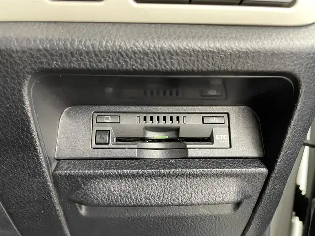 トヨタ ノア Si ダブルバイビーⅡ 大分県 2019(平31)年 7.6万km ホワイトパールクリスタルシャイン 純正9インチメモリナビ/(CD/DVD/BT/フルセグTV)/純正フリップダウンモニター/バックカメラ/両側パワースライドドア/ハーフレザーシート/スマートキー/プッシュスタート/ETC/電格ミラー/ウィンカーミラー/オートライト/フォグランプ/LEDヘッドライト/クルーズコントロール/クリアランスソナー/ドライブレコーダー/ステアリングスイッチ/革巻きステリング/純正16インチアルミホイール/ドアバイザー/フロアマット