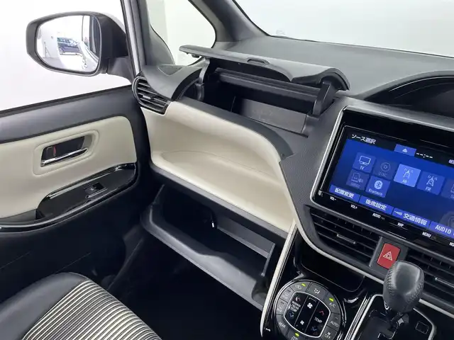 トヨタ ノア Si ダブルバイビーⅡ 大分県 2019(平31)年 7.6万km ホワイトパールクリスタルシャイン 純正9インチメモリナビ/(CD/DVD/BT/フルセグTV)/純正フリップダウンモニター/バックカメラ/両側パワースライドドア/ハーフレザーシート/スマートキー/プッシュスタート/ETC/電格ミラー/ウィンカーミラー/オートライト/フォグランプ/LEDヘッドライト/クルーズコントロール/クリアランスソナー/ドライブレコーダー/ステアリングスイッチ/革巻きステリング/純正16インチアルミホイール/ドアバイザー/フロアマット