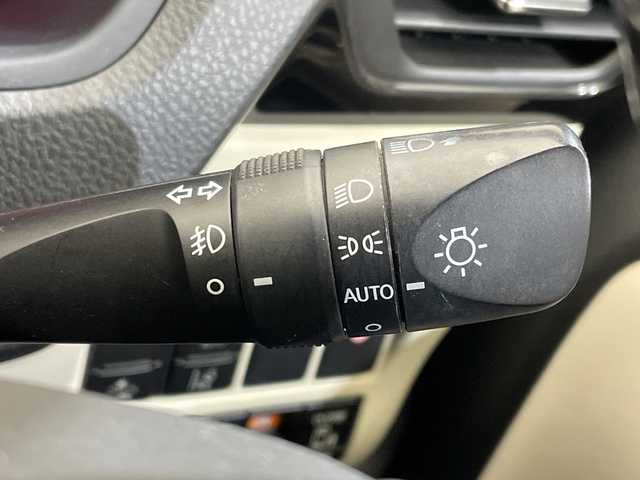 トヨタ ノア Si ダブルバイビーⅡ 愛媛県 2019(平31)年 7.6万km ホワイトパールクリスタルシャイン 純正9インチメモリナビ/(CD/DVD/BT/フルセグTV)/純正フリップダウンモニター/バックカメラ/両側パワースライドドア/ハーフレザーシート/スマートキー/プッシュスタート/ETC/電格ミラー/ウィンカーミラー/オートライト/フォグランプ/LEDヘッドライト/クルーズコントロール/クリアランスソナー/ドライブレコーダー/ステアリングスイッチ/革巻きステリング/純正16インチアルミホイール/ドアバイザー/純正フロアマット