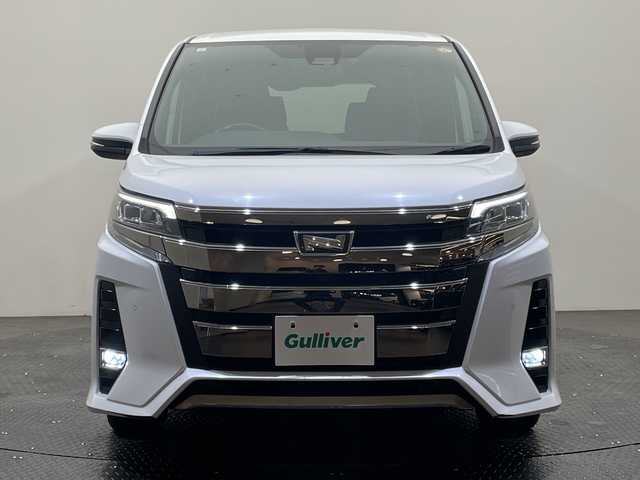 トヨタ ノア Si ダブルバイビーⅡ 愛媛県 2019(平31)年 7.6万km ホワイトパールクリスタルシャイン 純正9インチメモリナビ/(CD/DVD/BT/フルセグTV)/純正フリップダウンモニター/バックカメラ/両側パワースライドドア/ハーフレザーシート/スマートキー/プッシュスタート/ETC/電格ミラー/ウィンカーミラー/オートライト/フォグランプ/LEDヘッドライト/クルーズコントロール/クリアランスソナー/ドライブレコーダー/ステアリングスイッチ/革巻きステリング/純正16インチアルミホイール/ドアバイザー/純正フロアマット