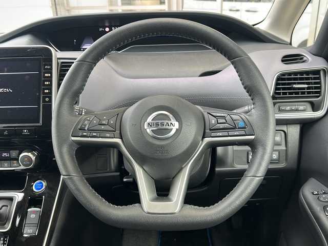 日産 セレナ e－パワー ハイウェイスター V 静岡県 2021(令3)年 1.7万km ダイヤモンドブラック 純正ナビ/・FM/AM/・Bluetooth/・CD/DVD/・SD/フルセグTV/主要装備/・プロパイロット/・後席フリップダウンモニター/・アラウンドビューモニター/・デジタルインナーミラー/・両側パワスラ/・エマージェンシーブレーキ/・サイドカーテンエアバッグ/・ドラレコ/・運転席+助手席シートヒーター/・後席エアコン/・ステアリングヒーター