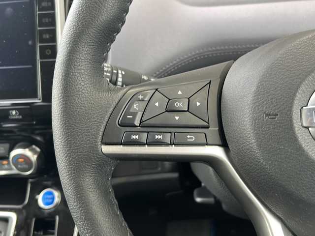 日産 セレナ e－パワー ハイウェイスター V 静岡県 2021(令3)年 1.7万km ダイヤモンドブラック 純正ナビ/・FM/AM/・Bluetooth/・CD/DVD/・SD/フルセグTV/主要装備/・プロパイロット/・後席フリップダウンモニター/・アラウンドビューモニター/・デジタルインナーミラー/・両側パワスラ/・エマージェンシーブレーキ/・サイドカーテンエアバッグ/・ドラレコ/・運転席+助手席シートヒーター/・後席エアコン/・ステアリングヒーター