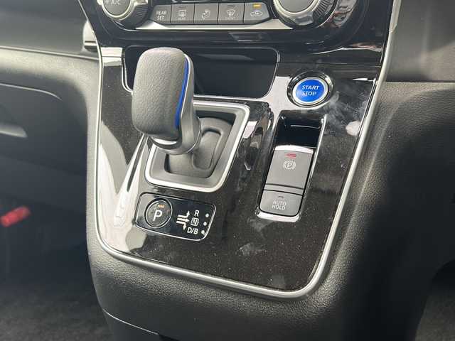 日産 セレナ e－パワー ハイウェイスター V 静岡県 2021(令3)年 1.7万km ダイヤモンドブラック 純正ナビ/・FM/AM/・Bluetooth/・CD/DVD/・SD/フルセグTV/主要装備/・プロパイロット/・後席フリップダウンモニター/・アラウンドビューモニター/・デジタルインナーミラー/・両側パワスラ/・エマージェンシーブレーキ/・サイドカーテンエアバッグ/・ドラレコ/・運転席+助手席シートヒーター/・後席エアコン/・ステアリングヒーター