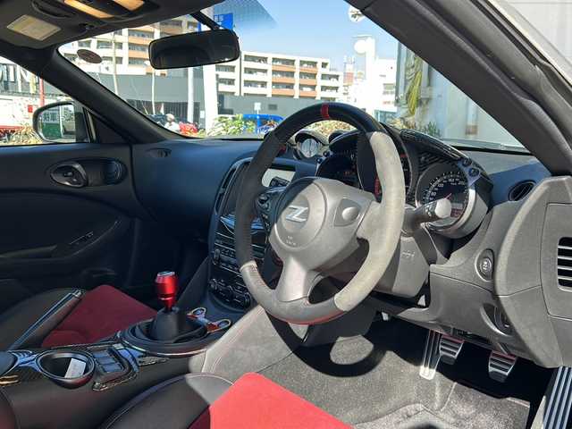 日産 フェアレディ Ｚ ニスモ 静岡県 2016(平28)年 4.2万km ブリリアントシルバー 純正マルチ/・ナビゲーション/・AM/FM/・Bluetooth/・CD/DVD/・AUX/・フルセグTV/・Music Box/主要装備/・19インチADVANアルミ/・HKSメタルキャタライザー/・HKSオイルクーラー/・NISMOマフラー/・NISMOタワーバー/・BOSEスピーカー/・3眼メーター/・HIDヘッドライト/・ビルトインETC/・レカロシート/・横滑り防止装置/・サイドカーテンエアバッグ/・オートライト/・フォグランプ