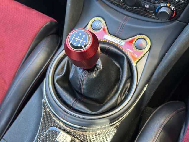 日産 フェアレディ Ｚ ニスモ 静岡県 2016(平28)年 4.2万km ブリリアントシルバー 純正マルチ/・ナビゲーション/・AM/FM/・Bluetooth/・CD/DVD/・AUX/・フルセグTV/・Music Box/主要装備/・19インチADVANアルミ/・HKSメタルキャタライザー/・HKSオイルクーラー/・NISMOマフラー/・NISMOタワーバー/・BOSEスピーカー/・3眼メーター/・HIDヘッドライト/・ビルトインETC/・レカロシート/・横滑り防止装置/・サイドカーテンエアバッグ/・オートライト/・フォグランプ