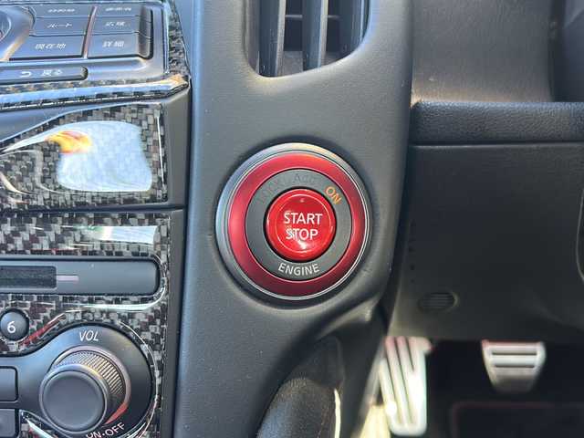 日産 フェアレディ Ｚ ニスモ 静岡県 2016(平28)年 4.2万km ブリリアントシルバー 純正マルチ/・ナビゲーション/・AM/FM/・Bluetooth/・CD/DVD/・AUX/・フルセグTV/・Music Box/主要装備/・19インチADVANアルミ/・HKSメタルキャタライザー/・HKSオイルクーラー/・NISMOマフラー/・NISMOタワーバー/・BOSEスピーカー/・3眼メーター/・HIDヘッドライト/・ビルトインETC/・レカロシート/・横滑り防止装置/・サイドカーテンエアバッグ/・オートライト/・フォグランプ