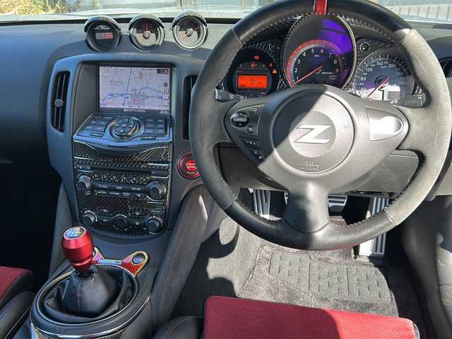 日産 フェアレディ Ｚ ニスモ 静岡県 2016(平28)年 4.2万km ブリリアントシルバー 純正マルチ/・ナビゲーション/・AM/FM/・Bluetooth/・CD/DVD/・AUX/・フルセグTV/・Music Box/主要装備/・19インチADVANアルミ/・HKSメタルキャタライザー/・HKSオイルクーラー/・NISMOマフラー/・NISMOタワーバー/・BOSEスピーカー/・3眼メーター/・HIDヘッドライト/・ビルトインETC/・レカロシート/・横滑り防止装置/・サイドカーテンエアバッグ/・オートライト/・フォグランプ