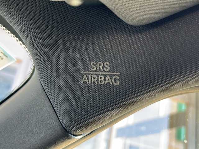 日産 フェアレディ Ｚ ニスモ 静岡県 2016(平28)年 4.2万km ブリリアントシルバー 純正マルチ/・ナビゲーション/・AM/FM/・Bluetooth/・CD/DVD/・AUX/・フルセグTV/・Music Box/主要装備/・19インチADVANアルミ/・HKSメタルキャタライザー/・HKSオイルクーラー/・NISMOマフラー/・NISMOタワーバー/・BOSEスピーカー/・3眼メーター/・HIDヘッドライト/・ビルトインETC/・レカロシート/・横滑り防止装置/・サイドカーテンエアバッグ/・オートライト/・フォグランプ