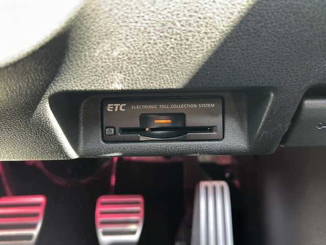 日産 フェアレディ Ｚ ニスモ 静岡県 2016(平28)年 4.2万km ブリリアントシルバー 純正マルチ/・ナビゲーション/・AM/FM/・Bluetooth/・CD/DVD/・AUX/・フルセグTV/・Music Box/主要装備/・19インチADVANアルミ/・HKSメタルキャタライザー/・HKSオイルクーラー/・NISMOマフラー/・NISMOタワーバー/・BOSEスピーカー/・3眼メーター/・HIDヘッドライト/・ビルトインETC/・レカロシート/・横滑り防止装置/・サイドカーテンエアバッグ/・オートライト/・フォグランプ