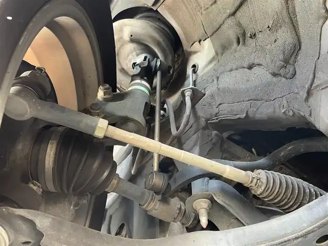 トヨタ ノア Si 滋賀県 2014(平26)年 6.6万km ボルドーマイカメタリック フリップダウンモニター/ツインムーンルーフ/両側パワースライドドア/7インチ純正ナビ【NSZN-W64T】/(FM/AM/CD/DVD/フルセグ/Bluetooth/HDMI)/ETC/バックカメラ/電動格納ミラー/アイドリングストップ/革巻きステアリング/ステアリングスイッチ/オートライト/キセノンライト/フロントフォグ/フルオートエアコン/プッシュスタート/スマートキー/純正フロアマット/ドアバイザー