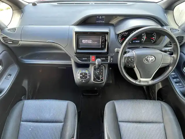 トヨタ ノア Si 滋賀県 2014(平26)年 6.6万km ボルドーマイカメタリック フリップダウンモニター/ツインムーンルーフ/両側パワースライドドア/7インチ純正ナビ【NSZN-W64T】/(FM/AM/CD/DVD/フルセグ/Bluetooth/HDMI)/ETC/バックカメラ/電動格納ミラー/アイドリングストップ/革巻きステアリング/ステアリングスイッチ/オートライト/キセノンライト/フロントフォグ/フルオートエアコン/プッシュスタート/スマートキー/純正フロアマット/ドアバイザー