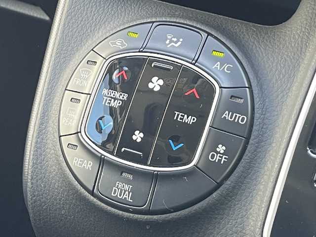 トヨタ ノア Si 滋賀県 2014(平26)年 6.6万km ボルドーマイカメタリック フリップダウンモニター/ツインムーンルーフ/両側パワースライドドア/7インチ純正ナビ【NSZN-W64T】/(FM/AM/CD/DVD/フルセグ/Bluetooth/HDMI)/ETC/バックカメラ/電動格納ミラー/アイドリングストップ/革巻きステアリング/ステアリングスイッチ/オートライト/キセノンライト/フロントフォグ/フルオートエアコン/プッシュスタート/スマートキー/純正フロアマット/ドアバイザー