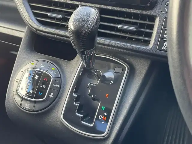 トヨタ ノア Si 滋賀県 2014(平26)年 6.6万km ボルドーマイカメタリック フリップダウンモニター/ツインムーンルーフ/両側パワースライドドア/7インチ純正ナビ【NSZN-W64T】/(FM/AM/CD/DVD/フルセグ/Bluetooth/HDMI)/ETC/バックカメラ/電動格納ミラー/アイドリングストップ/革巻きステアリング/ステアリングスイッチ/オートライト/キセノンライト/フロントフォグ/フルオートエアコン/プッシュスタート/スマートキー/純正フロアマット/ドアバイザー