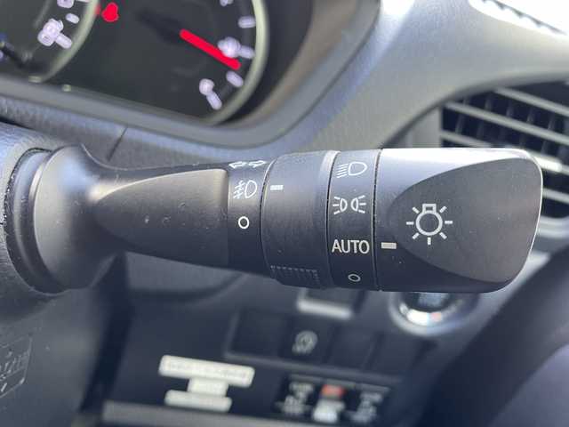 トヨタ ノア Si 滋賀県 2014(平26)年 6.6万km ボルドーマイカメタリック フリップダウンモニター/ツインムーンルーフ/両側パワースライドドア/7インチ純正ナビ【NSZN-W64T】/(FM/AM/CD/DVD/フルセグ/Bluetooth/HDMI)/ETC/バックカメラ/電動格納ミラー/アイドリングストップ/革巻きステアリング/ステアリングスイッチ/オートライト/キセノンライト/フロントフォグ/フルオートエアコン/プッシュスタート/スマートキー/純正フロアマット/ドアバイザー