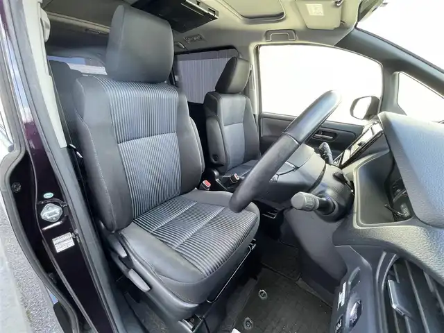 トヨタ ノア Si 滋賀県 2014(平26)年 6.6万km ボルドーマイカメタリック フリップダウンモニター/ツインムーンルーフ/両側パワースライドドア/7インチ純正ナビ【NSZN-W64T】/(FM/AM/CD/DVD/フルセグ/Bluetooth/HDMI)/ETC/バックカメラ/電動格納ミラー/アイドリングストップ/革巻きステアリング/ステアリングスイッチ/オートライト/キセノンライト/フロントフォグ/フルオートエアコン/プッシュスタート/スマートキー/純正フロアマット/ドアバイザー