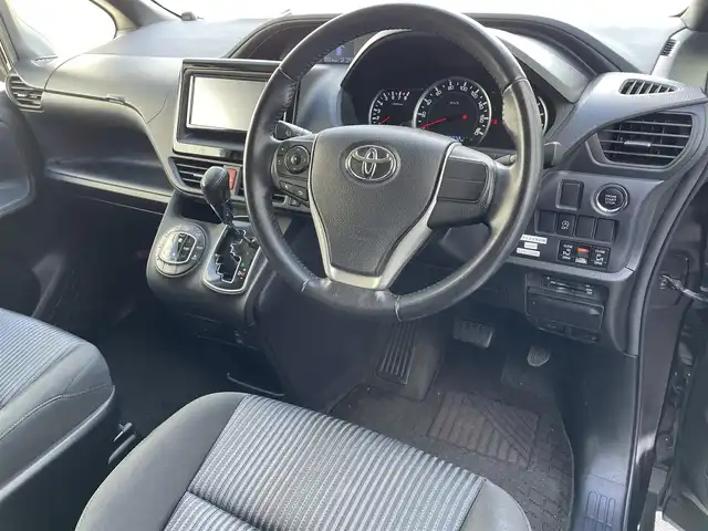 トヨタ ノア Si 滋賀県 2014(平26)年 6.6万km ボルドーマイカメタリック フリップダウンモニター/ツインムーンルーフ/両側パワースライドドア/7インチ純正ナビ【NSZN-W64T】/(FM/AM/CD/DVD/フルセグ/Bluetooth/HDMI)/ETC/バックカメラ/電動格納ミラー/アイドリングストップ/革巻きステアリング/ステアリングスイッチ/オートライト/キセノンライト/フロントフォグ/フルオートエアコン/プッシュスタート/スマートキー/純正フロアマット/ドアバイザー