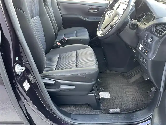 トヨタ ノア Si 滋賀県 2014(平26)年 6.6万km ボルドーマイカメタリック フリップダウンモニター/ツインムーンルーフ/両側パワースライドドア/7インチ純正ナビ【NSZN-W64T】/(FM/AM/CD/DVD/フルセグ/Bluetooth/HDMI)/ETC/バックカメラ/電動格納ミラー/アイドリングストップ/革巻きステアリング/ステアリングスイッチ/オートライト/キセノンライト/フロントフォグ/フルオートエアコン/プッシュスタート/スマートキー/純正フロアマット/ドアバイザー