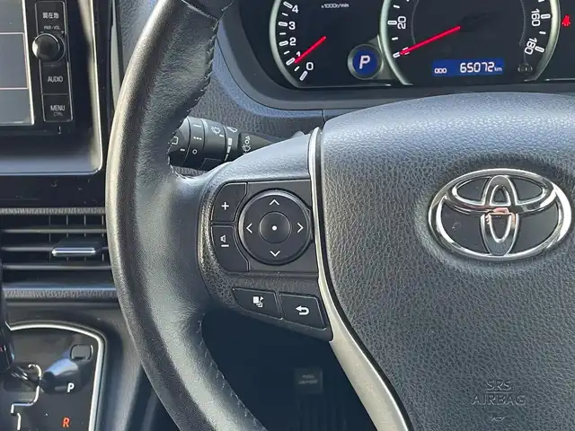 トヨタ ノア Si 滋賀県 2014(平26)年 6.6万km ボルドーマイカメタリック フリップダウンモニター/ツインムーンルーフ/両側パワースライドドア/7インチ純正ナビ【NSZN-W64T】/(FM/AM/CD/DVD/フルセグ/Bluetooth/HDMI)/ETC/バックカメラ/電動格納ミラー/アイドリングストップ/革巻きステアリング/ステアリングスイッチ/オートライト/キセノンライト/フロントフォグ/フルオートエアコン/プッシュスタート/スマートキー/純正フロアマット/ドアバイザー