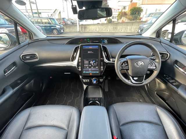 トヨタ プリウス A プレミアム 静岡県 2019(令1)年 3.7万km シルバーM ●11.6インチ純正ディスプレイオーディオ(ナビ付き)/(フルセグ/Bluetooth/iPod/AUX//AppleCarPlay/AndroidAuto)/●本革レザーシート/●運転席パワーシート/●前席シートヒーター＆エアシート/●バックカメラ/●レーダークルーズコントロール/●パーキングアシスト/●ブラインドスポットモニター/●プリクラッシュセーフティ/●レーンキープアシスト/●前後クリアランスソナー/●LEDヘッドライト＆フォグランプ/●オートライト/●オートマチックハイビーム/●革巻きステアリング/●ステアリングスイッチ/●ETC2.0/●前方ドライブレコーダー/●ヘッドアップディスプレイ/●自動防眩ミラー/●電動格納ウィンカーミラー/●JBLプレミアムサウンドシステム/●スマートキー/●プッシュスタート/●ドアバイザー/●純正フロアマット/●純正15インチアルミホイール/●純正ホイールカバー/●ダブル＋サイドSRS＋ABS