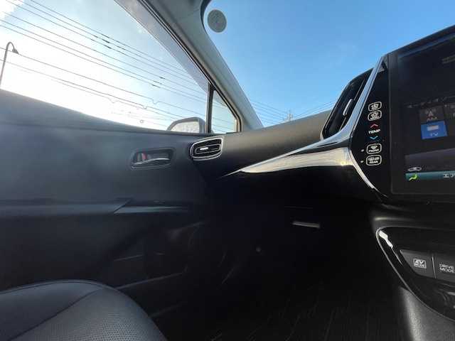 トヨタ プリウス A プレミアム 静岡県 2019(令1)年 3.7万km シルバーM ●11.6インチ純正ディスプレイオーディオ(ナビ付き)/(フルセグ/Bluetooth/iPod/AUX//AppleCarPlay/AndroidAuto)/●本革レザーシート/●運転席パワーシート/●前席シートヒーター＆エアシート/●バックカメラ/●レーダークルーズコントロール/●パーキングアシスト/●ブラインドスポットモニター/●プリクラッシュセーフティ/●レーンキープアシスト/●前後クリアランスソナー/●LEDヘッドライト＆フォグランプ/●オートライト/●オートマチックハイビーム/●革巻きステアリング/●ステアリングスイッチ/●ETC2.0/●前方ドライブレコーダー/●ヘッドアップディスプレイ/●自動防眩ミラー/●電動格納ウィンカーミラー/●JBLプレミアムサウンドシステム/●スマートキー/●プッシュスタート/●ドアバイザー/●純正フロアマット/●純正15インチアルミホイール/●純正ホイールカバー/●ダブル＋サイドSRS＋ABS