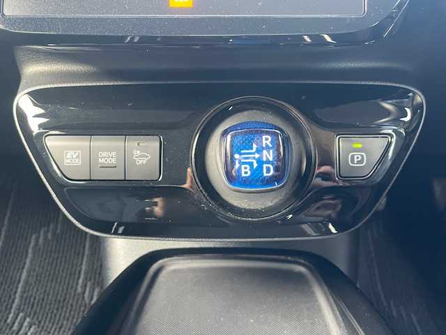 トヨタ プリウス A プレミアム 静岡県 2019(令1)年 3.7万km シルバーM ●11.6インチ純正ディスプレイオーディオ(ナビ付き)/(フルセグ/Bluetooth/iPod/AUX//AppleCarPlay/AndroidAuto)/●本革レザーシート/●運転席パワーシート/●前席シートヒーター＆エアシート/●バックカメラ/●レーダークルーズコントロール/●パーキングアシスト/●ブラインドスポットモニター/●プリクラッシュセーフティ/●レーンキープアシスト/●前後クリアランスソナー/●LEDヘッドライト＆フォグランプ/●オートライト/●オートマチックハイビーム/●革巻きステアリング/●ステアリングスイッチ/●ETC2.0/●前方ドライブレコーダー/●ヘッドアップディスプレイ/●自動防眩ミラー/●電動格納ウィンカーミラー/●JBLプレミアムサウンドシステム/●スマートキー/●プッシュスタート/●ドアバイザー/●純正フロアマット/●純正15インチアルミホイール/●純正ホイールカバー/●ダブル＋サイドSRS＋ABS