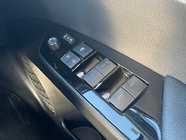 トヨタ プリウス A プレミアム 静岡県 2019(令1)年 3.7万km シルバーM ●11.6インチ純正ディスプレイオーディオ(ナビ付き)/(フルセグ/Bluetooth/iPod/AUX//AppleCarPlay/AndroidAuto)/●本革レザーシート/●運転席パワーシート/●前席シートヒーター＆エアシート/●バックカメラ/●レーダークルーズコントロール/●パーキングアシスト/●ブラインドスポットモニター/●プリクラッシュセーフティ/●レーンキープアシスト/●前後クリアランスソナー/●LEDヘッドライト＆フォグランプ/●オートライト/●オートマチックハイビーム/●革巻きステアリング/●ステアリングスイッチ/●ETC2.0/●前方ドライブレコーダー/●ヘッドアップディスプレイ/●自動防眩ミラー/●電動格納ウィンカーミラー/●JBLプレミアムサウンドシステム/●スマートキー/●プッシュスタート/●ドアバイザー/●純正フロアマット/●純正15インチアルミホイール/●純正ホイールカバー/●ダブル＋サイドSRS＋ABS