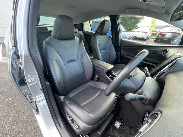 トヨタ プリウス A プレミアム 静岡県 2019(令1)年 3.7万km シルバーM ●11.6インチ純正ディスプレイオーディオ(ナビ付き)/(フルセグ/Bluetooth/iPod/AUX//AppleCarPlay/AndroidAuto)/●本革レザーシート/●運転席パワーシート/●前席シートヒーター＆エアシート/●バックカメラ/●レーダークルーズコントロール/●パーキングアシスト/●ブラインドスポットモニター/●プリクラッシュセーフティ/●レーンキープアシスト/●前後クリアランスソナー/●LEDヘッドライト＆フォグランプ/●オートライト/●オートマチックハイビーム/●革巻きステアリング/●ステアリングスイッチ/●ETC2.0/●前方ドライブレコーダー/●ヘッドアップディスプレイ/●自動防眩ミラー/●電動格納ウィンカーミラー/●JBLプレミアムサウンドシステム/●スマートキー/●プッシュスタート/●ドアバイザー/●純正フロアマット/●純正15インチアルミホイール/●純正ホイールカバー/●ダブル＋サイドSRS＋ABS