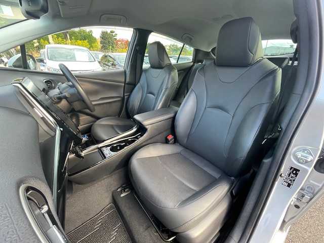 トヨタ プリウス A プレミアム 静岡県 2019(令1)年 3.7万km シルバーM ●11.6インチ純正ディスプレイオーディオ(ナビ付き)/(フルセグ/Bluetooth/iPod/AUX//AppleCarPlay/AndroidAuto)/●本革レザーシート/●運転席パワーシート/●前席シートヒーター＆エアシート/●バックカメラ/●レーダークルーズコントロール/●パーキングアシスト/●ブラインドスポットモニター/●プリクラッシュセーフティ/●レーンキープアシスト/●前後クリアランスソナー/●LEDヘッドライト＆フォグランプ/●オートライト/●オートマチックハイビーム/●革巻きステアリング/●ステアリングスイッチ/●ETC2.0/●前方ドライブレコーダー/●ヘッドアップディスプレイ/●自動防眩ミラー/●電動格納ウィンカーミラー/●JBLプレミアムサウンドシステム/●スマートキー/●プッシュスタート/●ドアバイザー/●純正フロアマット/●純正15インチアルミホイール/●純正ホイールカバー/●ダブル＋サイドSRS＋ABS