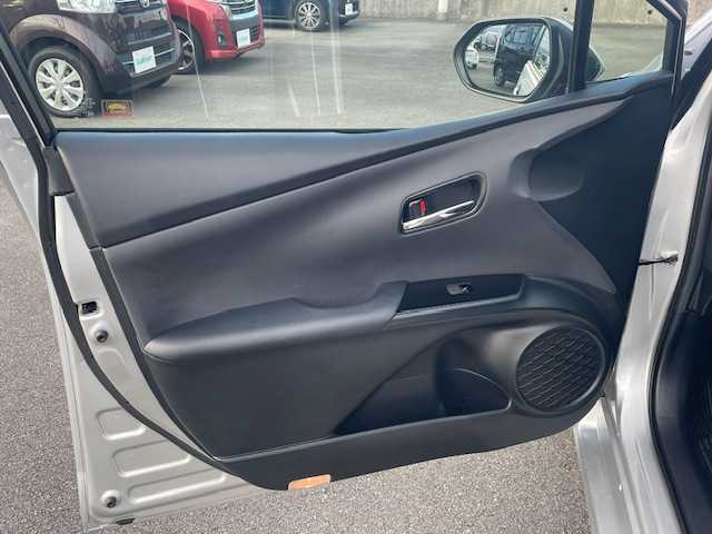 トヨタ プリウス A プレミアム 静岡県 2019(令1)年 3.7万km シルバーM ●11.6インチ純正ディスプレイオーディオ(ナビ付き)/(フルセグ/Bluetooth/iPod/AUX//AppleCarPlay/AndroidAuto)/●本革レザーシート/●運転席パワーシート/●前席シートヒーター＆エアシート/●バックカメラ/●レーダークルーズコントロール/●パーキングアシスト/●ブラインドスポットモニター/●プリクラッシュセーフティ/●レーンキープアシスト/●前後クリアランスソナー/●LEDヘッドライト＆フォグランプ/●オートライト/●オートマチックハイビーム/●革巻きステアリング/●ステアリングスイッチ/●ETC2.0/●前方ドライブレコーダー/●ヘッドアップディスプレイ/●自動防眩ミラー/●電動格納ウィンカーミラー/●JBLプレミアムサウンドシステム/●スマートキー/●プッシュスタート/●ドアバイザー/●純正フロアマット/●純正15インチアルミホイール/●純正ホイールカバー/●ダブル＋サイドSRS＋ABS