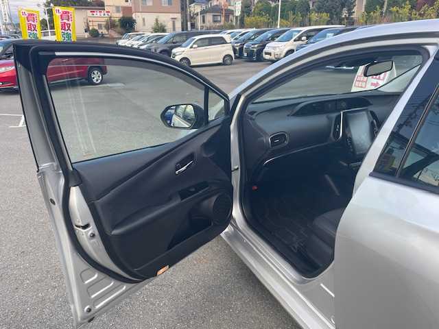 トヨタ プリウス A プレミアム 静岡県 2019(令1)年 3.7万km シルバーM ●11.6インチ純正ディスプレイオーディオ(ナビ付き)/(フルセグ/Bluetooth/iPod/AUX//AppleCarPlay/AndroidAuto)/●本革レザーシート/●運転席パワーシート/●前席シートヒーター＆エアシート/●バックカメラ/●レーダークルーズコントロール/●パーキングアシスト/●ブラインドスポットモニター/●プリクラッシュセーフティ/●レーンキープアシスト/●前後クリアランスソナー/●LEDヘッドライト＆フォグランプ/●オートライト/●オートマチックハイビーム/●革巻きステアリング/●ステアリングスイッチ/●ETC2.0/●前方ドライブレコーダー/●ヘッドアップディスプレイ/●自動防眩ミラー/●電動格納ウィンカーミラー/●JBLプレミアムサウンドシステム/●スマートキー/●プッシュスタート/●ドアバイザー/●純正フロアマット/●純正15インチアルミホイール/●純正ホイールカバー/●ダブル＋サイドSRS＋ABS