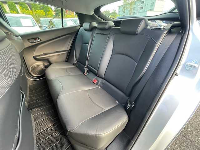 トヨタ プリウス A プレミアム 静岡県 2019(令1)年 3.7万km シルバーM ●11.6インチ純正ディスプレイオーディオ(ナビ付き)/(フルセグ/Bluetooth/iPod/AUX//AppleCarPlay/AndroidAuto)/●本革レザーシート/●運転席パワーシート/●前席シートヒーター＆エアシート/●バックカメラ/●レーダークルーズコントロール/●パーキングアシスト/●ブラインドスポットモニター/●プリクラッシュセーフティ/●レーンキープアシスト/●前後クリアランスソナー/●LEDヘッドライト＆フォグランプ/●オートライト/●オートマチックハイビーム/●革巻きステアリング/●ステアリングスイッチ/●ETC2.0/●前方ドライブレコーダー/●ヘッドアップディスプレイ/●自動防眩ミラー/●電動格納ウィンカーミラー/●JBLプレミアムサウンドシステム/●スマートキー/●プッシュスタート/●ドアバイザー/●純正フロアマット/●純正15インチアルミホイール/●純正ホイールカバー/●ダブル＋サイドSRS＋ABS