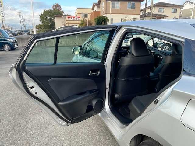 トヨタ プリウス A プレミアム 静岡県 2019(令1)年 3.7万km シルバーM ●11.6インチ純正ディスプレイオーディオ(ナビ付き)/(フルセグ/Bluetooth/iPod/AUX//AppleCarPlay/AndroidAuto)/●本革レザーシート/●運転席パワーシート/●前席シートヒーター＆エアシート/●バックカメラ/●レーダークルーズコントロール/●パーキングアシスト/●ブラインドスポットモニター/●プリクラッシュセーフティ/●レーンキープアシスト/●前後クリアランスソナー/●LEDヘッドライト＆フォグランプ/●オートライト/●オートマチックハイビーム/●革巻きステアリング/●ステアリングスイッチ/●ETC2.0/●前方ドライブレコーダー/●ヘッドアップディスプレイ/●自動防眩ミラー/●電動格納ウィンカーミラー/●JBLプレミアムサウンドシステム/●スマートキー/●プッシュスタート/●ドアバイザー/●純正フロアマット/●純正15インチアルミホイール/●純正ホイールカバー/●ダブル＋サイドSRS＋ABS