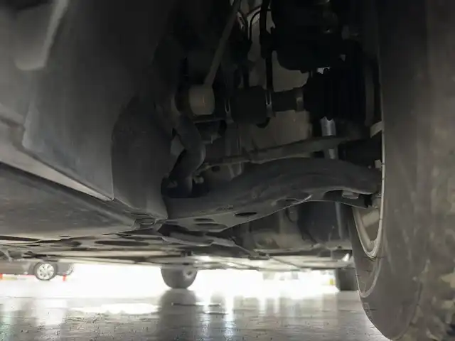 トヨタ プリウス Sセーフティプラス 三重県 2018(平30)年 2.9万km ホワイトパールクリスタルシャイン ハイブリッド/FF/インパネCVT/純正 9インチナビ NSZT-Y66T/バックガイドモニター＆フロントカメラ/ドライブレコーダー 前方/ビルトイン ETC/Toyota Safety Sense/・プリクラッシュセーフティ［PCS］/・レーンディパーチャーアラート［LDA］（操舵支援・ふらつき警報機能あり）/・レーダークルコン/・オートハイビーム［AHB］/・インテリジェントクリアランスソナー（パーキングサポートブレーキ［PKSB］（静止物））/・シンプルインテリジェントパーキングアシスト［IPA］/・先行車発進告知機能/装備/・オートエアコン/・オートライト/・LED ヘッドランプ＆フロントフォグランプ/・雨滴感応式フロントワイパー/・ステアリングスイッチ/・自動防眩ルームミラー/・純正15inAW/・SRS W・サイド＆カーテンシールドエアバッグシステム/・プッシュスタート/・スマートキー