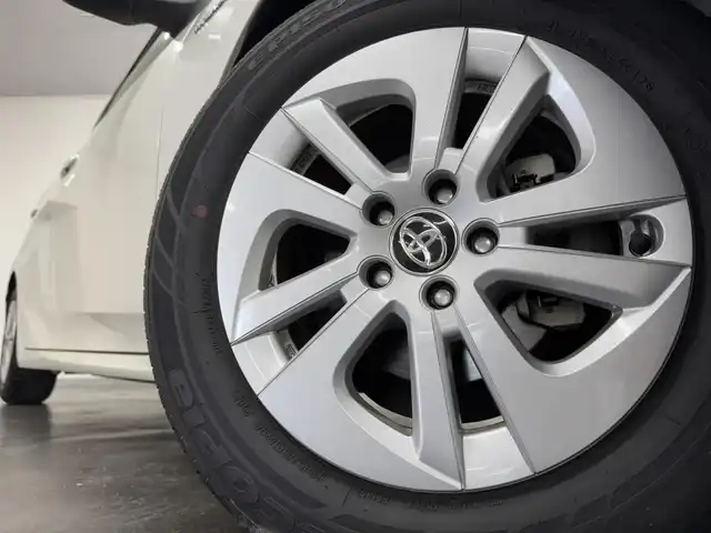 トヨタ プリウス Sセーフティプラス 三重県 2018(平30)年 2.9万km ホワイトパールクリスタルシャイン ハイブリッド/FF/インパネCVT/純正 9インチナビ NSZT-Y66T/バックガイドモニター＆フロントカメラ/ドライブレコーダー 前方/ビルトイン ETC/Toyota Safety Sense/・プリクラッシュセーフティ［PCS］/・レーンディパーチャーアラート［LDA］（操舵支援・ふらつき警報機能あり）/・レーダークルコン/・オートハイビーム［AHB］/・インテリジェントクリアランスソナー（パーキングサポートブレーキ［PKSB］（静止物））/・シンプルインテリジェントパーキングアシスト［IPA］/・先行車発進告知機能/装備/・オートエアコン/・オートライト/・LED ヘッドランプ＆フロントフォグランプ/・雨滴感応式フロントワイパー/・ステアリングスイッチ/・自動防眩ルームミラー/・純正15inAW/・SRS W・サイド＆カーテンシールドエアバッグシステム/・プッシュスタート/・スマートキー