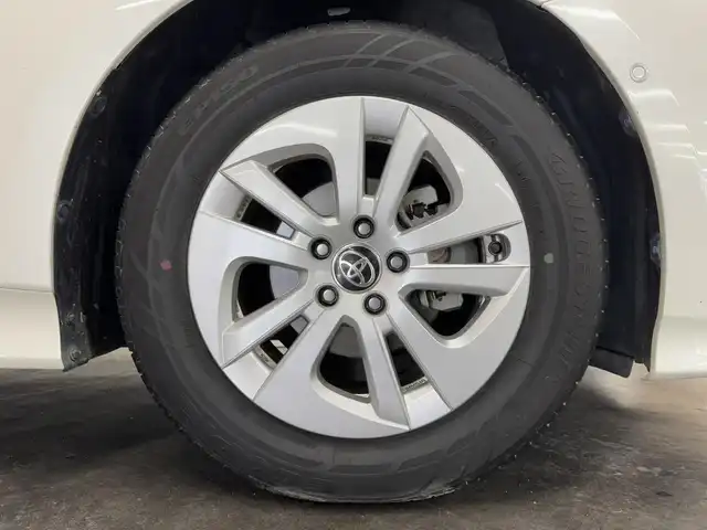 トヨタ プリウス Sセーフティプラス 三重県 2018(平30)年 2.9万km ホワイトパールクリスタルシャイン ハイブリッド/FF/インパネCVT/純正 9インチナビ NSZT-Y66T/バックガイドモニター＆フロントカメラ/ドライブレコーダー 前方/ビルトイン ETC/Toyota Safety Sense/・プリクラッシュセーフティ［PCS］/・レーンディパーチャーアラート［LDA］（操舵支援・ふらつき警報機能あり）/・レーダークルコン/・オートハイビーム［AHB］/・インテリジェントクリアランスソナー（パーキングサポートブレーキ［PKSB］（静止物））/・シンプルインテリジェントパーキングアシスト［IPA］/・先行車発進告知機能/装備/・オートエアコン/・オートライト/・LED ヘッドランプ＆フロントフォグランプ/・雨滴感応式フロントワイパー/・ステアリングスイッチ/・自動防眩ルームミラー/・純正15inAW/・SRS W・サイド＆カーテンシールドエアバッグシステム/・プッシュスタート/・スマートキー