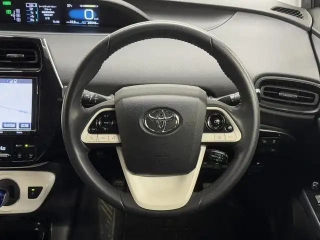 トヨタ プリウス Sセーフティプラス 三重県 2018(平30)年 2.9万km ホワイトパールクリスタルシャイン ハイブリッド/FF/インパネCVT/純正 9インチナビ NSZT-Y66T/バックガイドモニター＆フロントカメラ/ドライブレコーダー 前方/ビルトイン ETC/Toyota Safety Sense/・プリクラッシュセーフティ［PCS］/・レーンディパーチャーアラート［LDA］（操舵支援・ふらつき警報機能あり）/・レーダークルコン/・オートハイビーム［AHB］/・インテリジェントクリアランスソナー（パーキングサポートブレーキ［PKSB］（静止物））/・シンプルインテリジェントパーキングアシスト［IPA］/・先行車発進告知機能/装備/・オートエアコン/・オートライト/・LED ヘッドランプ＆フロントフォグランプ/・雨滴感応式フロントワイパー/・ステアリングスイッチ/・自動防眩ルームミラー/・純正15inAW/・SRS W・サイド＆カーテンシールドエアバッグシステム/・プッシュスタート/・スマートキー