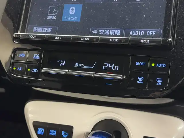 トヨタ プリウス Sセーフティプラス 三重県 2018(平30)年 2.9万km ホワイトパールクリスタルシャイン ハイブリッド/FF/インパネCVT/純正 9インチナビ NSZT-Y66T/バックガイドモニター＆フロントカメラ/ドライブレコーダー 前方/ビルトイン ETC/Toyota Safety Sense/・プリクラッシュセーフティ［PCS］/・レーンディパーチャーアラート［LDA］（操舵支援・ふらつき警報機能あり）/・レーダークルコン/・オートハイビーム［AHB］/・インテリジェントクリアランスソナー（パーキングサポートブレーキ［PKSB］（静止物））/・シンプルインテリジェントパーキングアシスト［IPA］/・先行車発進告知機能/装備/・オートエアコン/・オートライト/・LED ヘッドランプ＆フロントフォグランプ/・雨滴感応式フロントワイパー/・ステアリングスイッチ/・自動防眩ルームミラー/・純正15inAW/・SRS W・サイド＆カーテンシールドエアバッグシステム/・プッシュスタート/・スマートキー