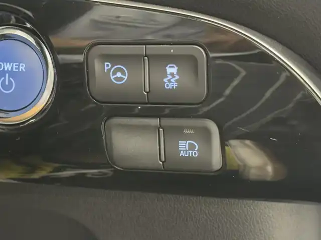 トヨタ プリウス Sセーフティプラス 三重県 2018(平30)年 2.9万km ホワイトパールクリスタルシャイン ハイブリッド/FF/インパネCVT/純正 9インチナビ NSZT-Y66T/バックガイドモニター＆フロントカメラ/ドライブレコーダー 前方/ビルトイン ETC/Toyota Safety Sense/・プリクラッシュセーフティ［PCS］/・レーンディパーチャーアラート［LDA］（操舵支援・ふらつき警報機能あり）/・レーダークルコン/・オートハイビーム［AHB］/・インテリジェントクリアランスソナー（パーキングサポートブレーキ［PKSB］（静止物））/・シンプルインテリジェントパーキングアシスト［IPA］/・先行車発進告知機能/装備/・オートエアコン/・オートライト/・LED ヘッドランプ＆フロントフォグランプ/・雨滴感応式フロントワイパー/・ステアリングスイッチ/・自動防眩ルームミラー/・純正15inAW/・SRS W・サイド＆カーテンシールドエアバッグシステム/・プッシュスタート/・スマートキー