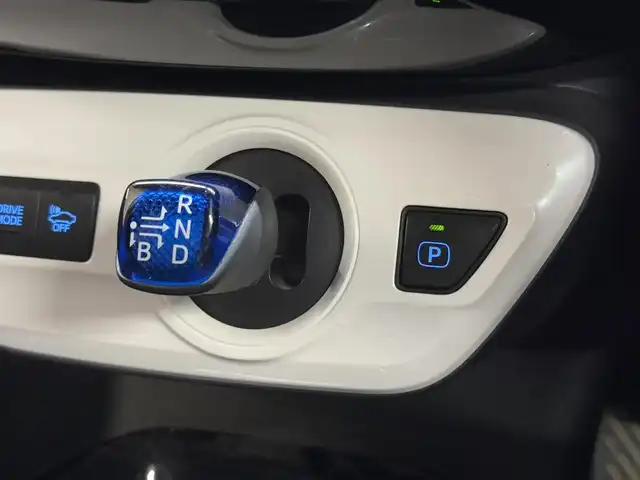 トヨタ プリウス Sセーフティプラス 三重県 2018(平30)年 2.9万km ホワイトパールクリスタルシャイン ハイブリッド/FF/インパネCVT/純正 9インチナビ NSZT-Y66T/バックガイドモニター＆フロントカメラ/ドライブレコーダー 前方/ビルトイン ETC/Toyota Safety Sense/・プリクラッシュセーフティ［PCS］/・レーンディパーチャーアラート［LDA］（操舵支援・ふらつき警報機能あり）/・レーダークルコン/・オートハイビーム［AHB］/・インテリジェントクリアランスソナー（パーキングサポートブレーキ［PKSB］（静止物））/・シンプルインテリジェントパーキングアシスト［IPA］/・先行車発進告知機能/装備/・オートエアコン/・オートライト/・LED ヘッドランプ＆フロントフォグランプ/・雨滴感応式フロントワイパー/・ステアリングスイッチ/・自動防眩ルームミラー/・純正15inAW/・SRS W・サイド＆カーテンシールドエアバッグシステム/・プッシュスタート/・スマートキー