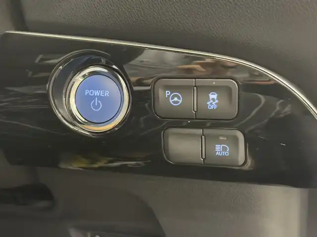 トヨタ プリウス Sセーフティプラス 三重県 2018(平30)年 2.9万km ホワイトパールクリスタルシャイン ハイブリッド/FF/インパネCVT/純正 9インチナビ NSZT-Y66T/バックガイドモニター＆フロントカメラ/ドライブレコーダー 前方/ビルトイン ETC/Toyota Safety Sense/・プリクラッシュセーフティ［PCS］/・レーンディパーチャーアラート［LDA］（操舵支援・ふらつき警報機能あり）/・レーダークルコン/・オートハイビーム［AHB］/・インテリジェントクリアランスソナー（パーキングサポートブレーキ［PKSB］（静止物））/・シンプルインテリジェントパーキングアシスト［IPA］/・先行車発進告知機能/装備/・オートエアコン/・オートライト/・LED ヘッドランプ＆フロントフォグランプ/・雨滴感応式フロントワイパー/・ステアリングスイッチ/・自動防眩ルームミラー/・純正15inAW/・SRS W・サイド＆カーテンシールドエアバッグシステム/・プッシュスタート/・スマートキー