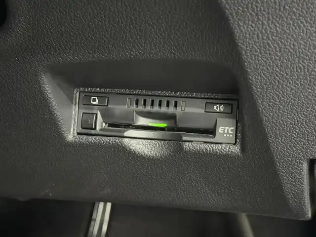 トヨタ プリウス Sセーフティプラス 三重県 2018(平30)年 2.9万km ホワイトパールクリスタルシャイン ハイブリッド/FF/インパネCVT/純正 9インチナビ NSZT-Y66T/バックガイドモニター＆フロントカメラ/ドライブレコーダー 前方/ビルトイン ETC/Toyota Safety Sense/・プリクラッシュセーフティ［PCS］/・レーンディパーチャーアラート［LDA］（操舵支援・ふらつき警報機能あり）/・レーダークルコン/・オートハイビーム［AHB］/・インテリジェントクリアランスソナー（パーキングサポートブレーキ［PKSB］（静止物））/・シンプルインテリジェントパーキングアシスト［IPA］/・先行車発進告知機能/装備/・オートエアコン/・オートライト/・LED ヘッドランプ＆フロントフォグランプ/・雨滴感応式フロントワイパー/・ステアリングスイッチ/・自動防眩ルームミラー/・純正15inAW/・SRS W・サイド＆カーテンシールドエアバッグシステム/・プッシュスタート/・スマートキー