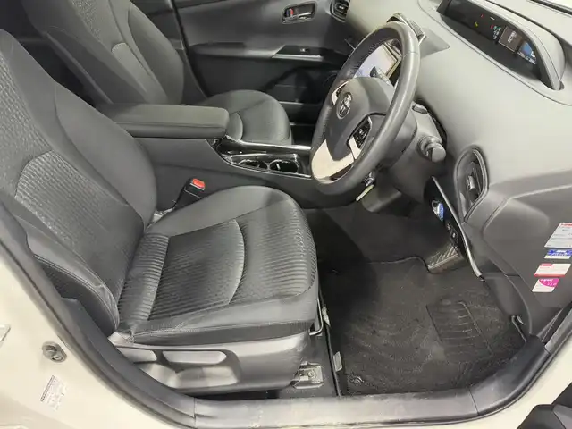 トヨタ プリウス Sセーフティプラス 三重県 2018(平30)年 2.9万km ホワイトパールクリスタルシャイン ハイブリッド/FF/インパネCVT/純正 9インチナビ NSZT-Y66T/バックガイドモニター＆フロントカメラ/ドライブレコーダー 前方/ビルトイン ETC/Toyota Safety Sense/・プリクラッシュセーフティ［PCS］/・レーンディパーチャーアラート［LDA］（操舵支援・ふらつき警報機能あり）/・レーダークルコン/・オートハイビーム［AHB］/・インテリジェントクリアランスソナー（パーキングサポートブレーキ［PKSB］（静止物））/・シンプルインテリジェントパーキングアシスト［IPA］/・先行車発進告知機能/装備/・オートエアコン/・オートライト/・LED ヘッドランプ＆フロントフォグランプ/・雨滴感応式フロントワイパー/・ステアリングスイッチ/・自動防眩ルームミラー/・純正15inAW/・SRS W・サイド＆カーテンシールドエアバッグシステム/・プッシュスタート/・スマートキー