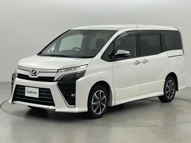 トヨタ ヴォクシー ZS 煌 福岡県 2018(平30)年 5.4万km ホワイトパールクリスタルシャイン 社外１１型ナビ（フルセグＴＶ）　/バックカメラ　/後席モニター　/ＥＴＣ　/クルーズコントロール　/衝突軽減ブレーキ　/レーンキープ　/ＭＴモード付き　/両側電動スライドドア　/Ｗエアコン　/純正１６インチＡＷ　/ＬＥＤ