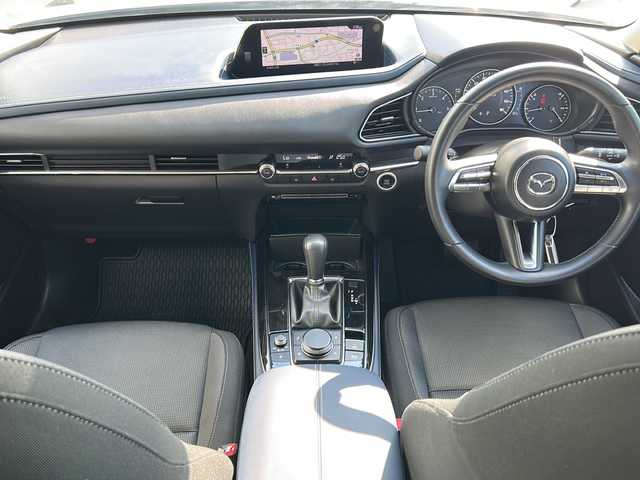 マツダ ＣＸ－３０ XD プロアクティブ 岐阜県 2022(令4)年 1.6万km スノーフレイクホワイトパールマイカ 登録時走行距離15638km/純正10.25型ナビ（DVD/CD/Blue tooth/USB入力端子/HDMI入力端子）/ヘッドアップディスプレイ/フルセグTV/全方位カメラ/ビルトインETC/衝突被害軽減システム/電子制御制動力配分システム（EBD）/ブレーキアシスト/エマージェンシー・シグナル・システム/スマート・ブレーキ・サポート（SBS）/車線逸脱警報システム/AT誤発進抑制制御/ブラインドスポットモニター/コーナーセンサー前後/レーダークルーズコントロール/ドライブレコーダー前方/レーンキープアシスト/LEDヘッドライト/フォグランプ/オートライト/横滑り防止装置/盗難防止装置/SRSエアバッグシステム運転席・助手席+サイド/布系シート/フルフラットシート/純正フロアマット/電動リアゲート/ステアリングスイッチ/パドルシフト/オートエアコン/オートワイパー/オートホールド/純正18アルミホイール/純正アンダーエアロ/プッシュスタート/スマートキー/スペアキー1本/禁煙車