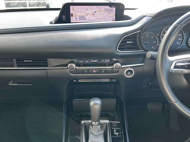 マツダ ＣＸ－３０ XD プロアクティブ 岐阜県 2022(令4)年 1.6万km スノーフレイクホワイトパールマイカ 登録時走行距離15638km/純正10.25型ナビ（DVD/CD/Blue tooth/USB入力端子/HDMI入力端子）/ヘッドアップディスプレイ/フルセグTV/全方位カメラ/ビルトインETC/衝突被害軽減システム/電子制御制動力配分システム（EBD）/ブレーキアシスト/エマージェンシー・シグナル・システム/スマート・ブレーキ・サポート（SBS）/車線逸脱警報システム/AT誤発進抑制制御/ブラインドスポットモニター/コーナーセンサー前後/レーダークルーズコントロール/ドライブレコーダー前方/レーンキープアシスト/LEDヘッドライト/フォグランプ/オートライト/横滑り防止装置/盗難防止装置/SRSエアバッグシステム運転席・助手席+サイド/布系シート/フルフラットシート/純正フロアマット/電動リアゲート/ステアリングスイッチ/パドルシフト/オートエアコン/オートワイパー/オートホールド/純正18アルミホイール/純正アンダーエアロ/プッシュスタート/スマートキー/スペアキー1本/禁煙車