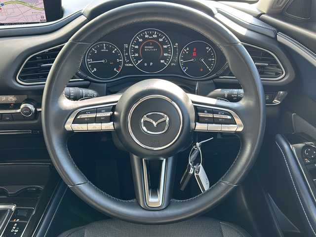 マツダ ＣＸ－３０ XD プロアクティブ 岐阜県 2022(令4)年 1.6万km スノーフレイクホワイトパールマイカ 登録時走行距離15638km/純正10.25型ナビ（DVD/CD/Blue tooth/USB入力端子/HDMI入力端子）/ヘッドアップディスプレイ/フルセグTV/全方位カメラ/ビルトインETC/衝突被害軽減システム/電子制御制動力配分システム（EBD）/ブレーキアシスト/エマージェンシー・シグナル・システム/スマート・ブレーキ・サポート（SBS）/車線逸脱警報システム/AT誤発進抑制制御/ブラインドスポットモニター/コーナーセンサー前後/レーダークルーズコントロール/ドライブレコーダー前方/レーンキープアシスト/LEDヘッドライト/フォグランプ/オートライト/横滑り防止装置/盗難防止装置/SRSエアバッグシステム運転席・助手席+サイド/布系シート/フルフラットシート/純正フロアマット/電動リアゲート/ステアリングスイッチ/パドルシフト/オートエアコン/オートワイパー/オートホールド/純正18アルミホイール/純正アンダーエアロ/プッシュスタート/スマートキー/スペアキー1本/禁煙車